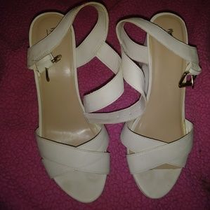 [Mossimo] cream color wedges